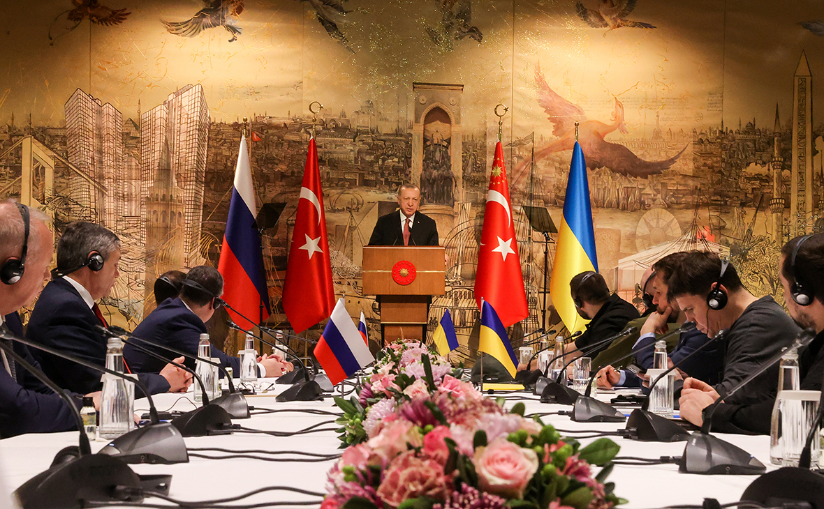 Тайип Эрдоган (в центре) во время российско-украинских переговоров