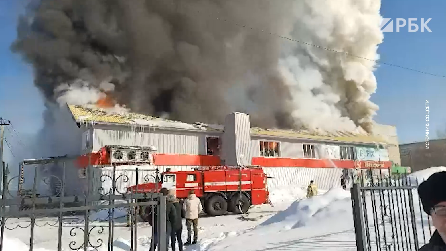 Двухэтажный магазин загорелся в Пермском крае