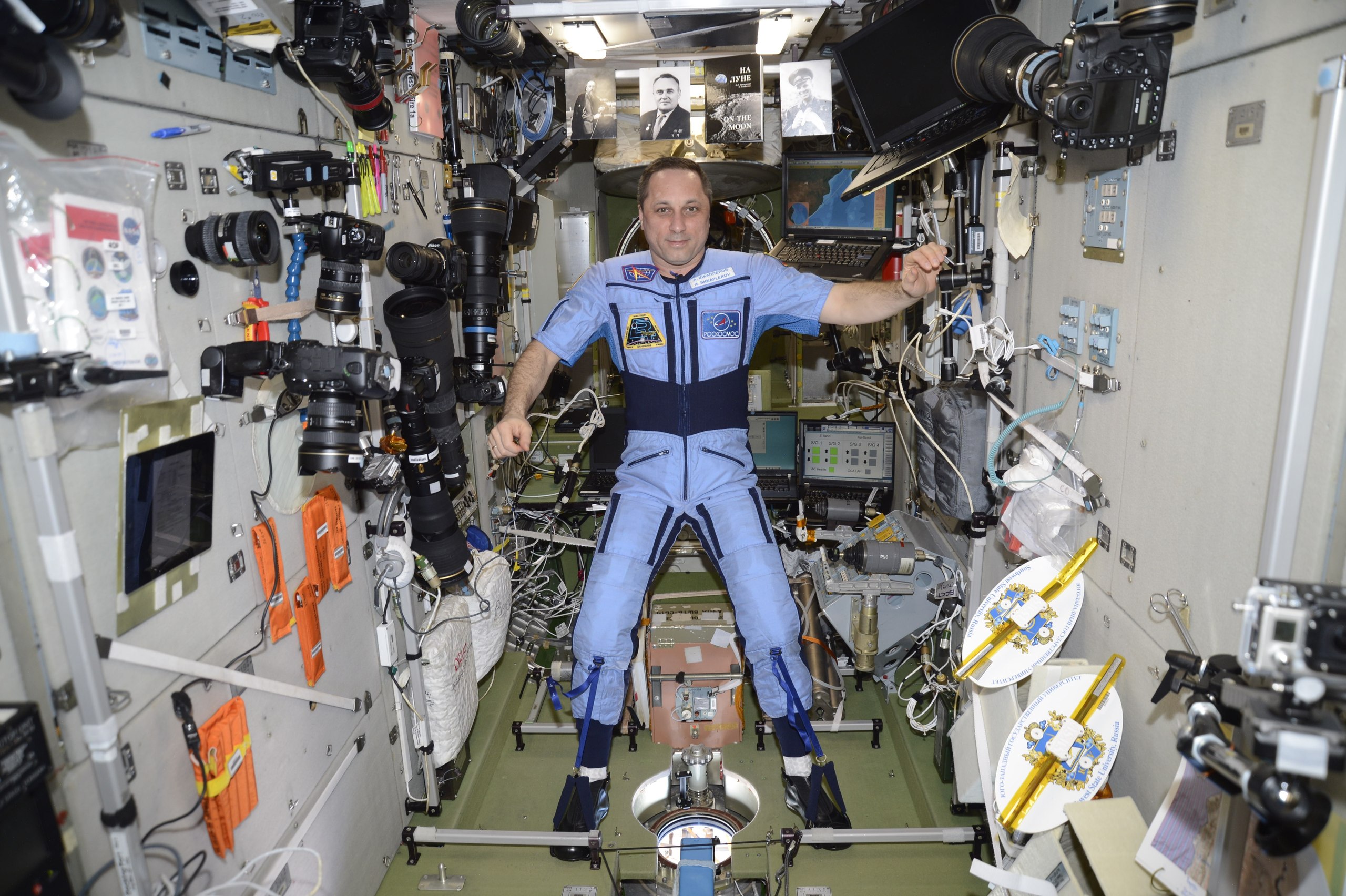 Космонавт Антон Шкаплеров в костюме &laquo;Пингвин&raquo;