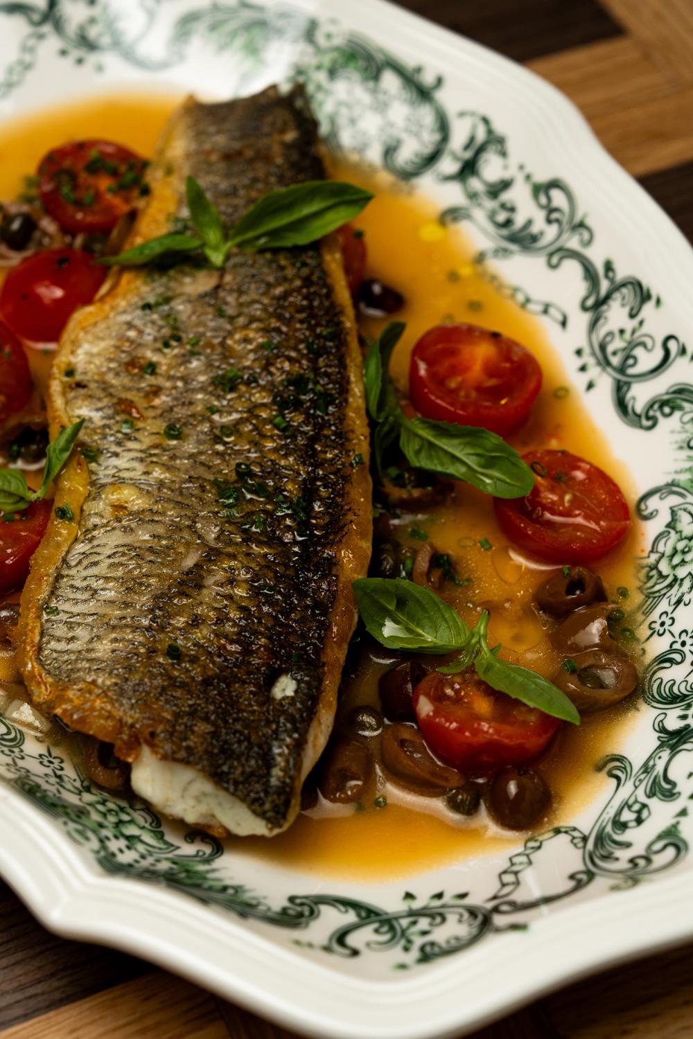 Филе сибаса с оливками, томатами и каперсами