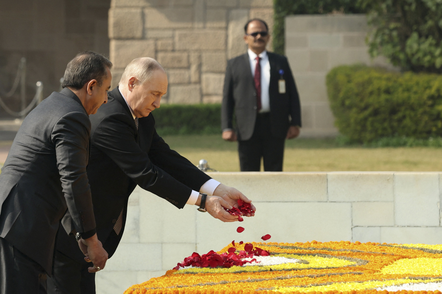 Перед началом&nbsp;переговоров Путин возложил венок к мемориалу Махатмы Ганди в Раджгхате, рассыпав по нему лепестки роз. Мемориал представляет собой место кремации Ганди у реки Джамны, в центре стоит черный мраморный помост с высеченными последними словами Ганди&nbsp;&mdash; &laquo;Хэ Рам&raquo; (&laquo;О, Боже!&raquo; на хинди).