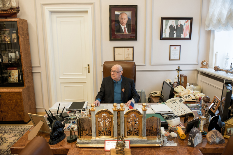 79-летний Владимир Ресин давно не имеет статуса чиновника, но его кабинет по-прежнему располагается в одном из зданий московского правительства