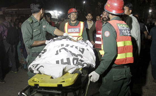 Спасатели на месте взрыва в Лахоре, Пакистан


