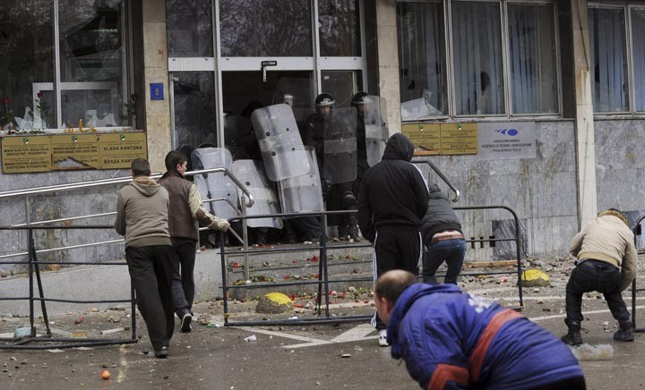 В массовых беспорядках в Боснии пострадали около 200 человек