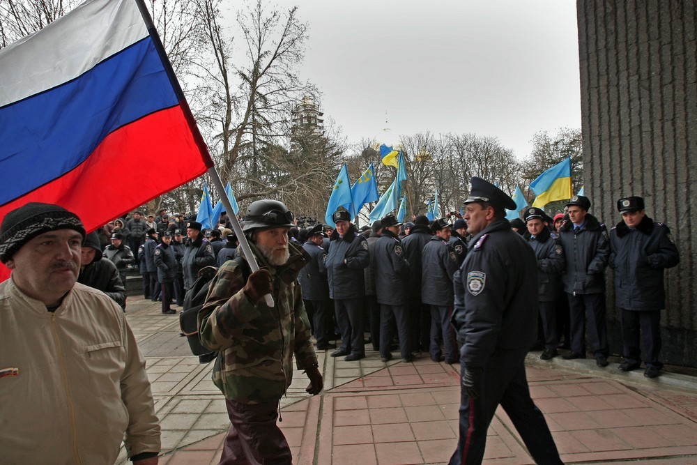 Защита крыма. Фото событий 2014 Крым. Поднятие флага России в Крыму. «Оккупация Крыма Россией в 2014 г.. Российский флаг над Верховным советом Крыма.