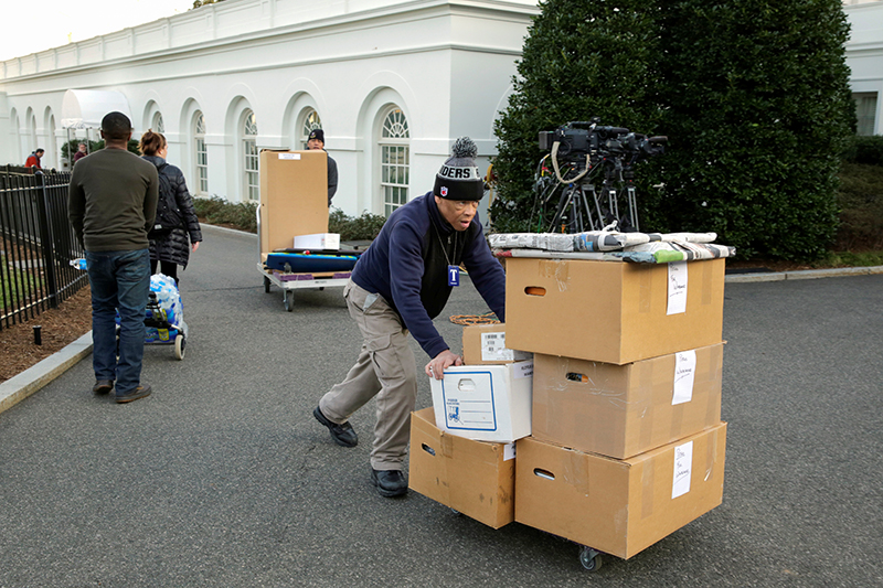 В последний день из Белого дома забирают коробки с вещами
&nbsp;