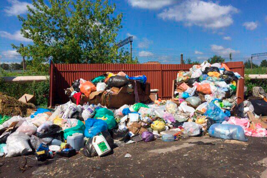 Свалка в деревне Манушкино (Чеховский район) ежедневно принимала 200 мусоровозов.

&nbsp;