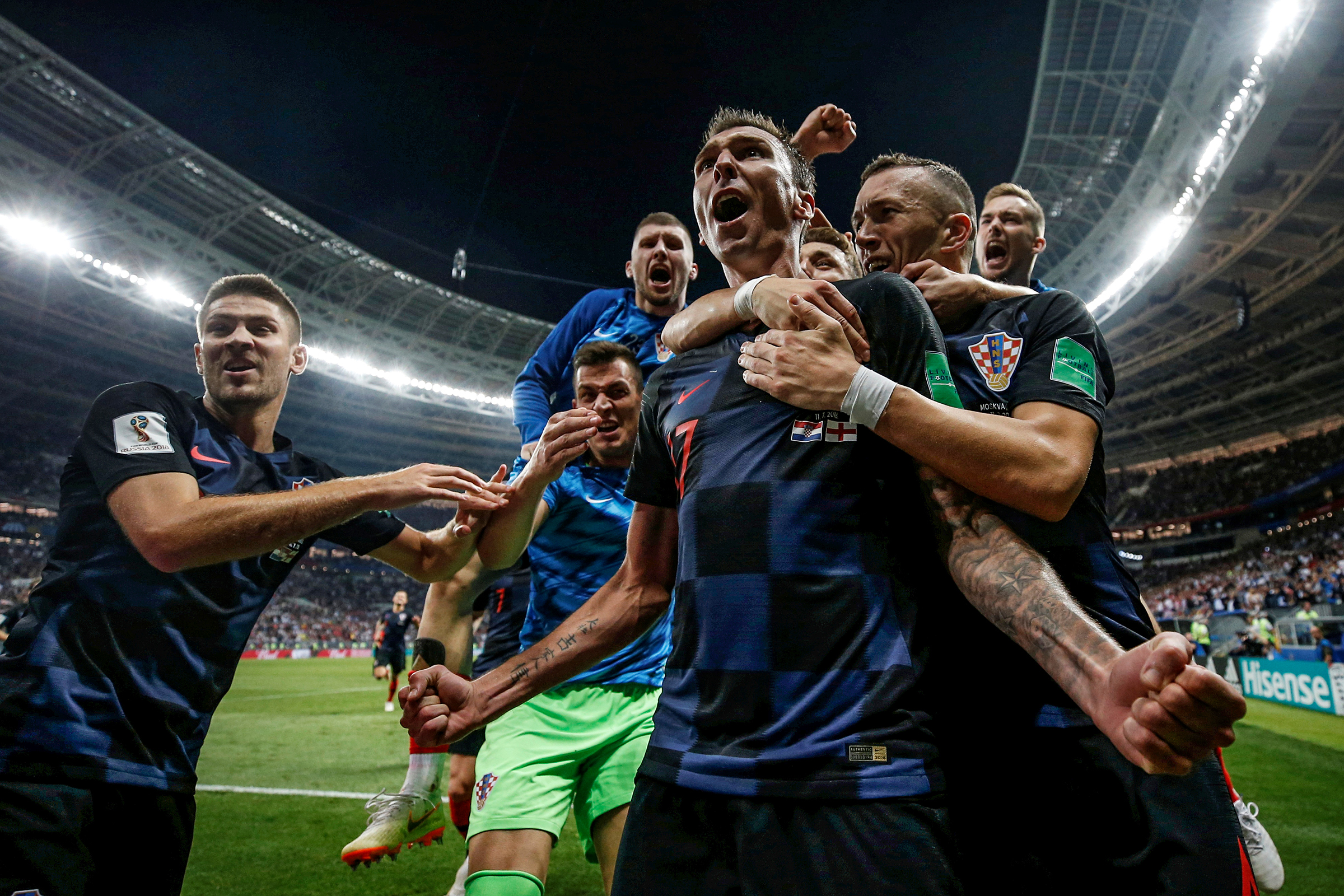 11 июля. Марио Манджукич празднует свой второй гол в матче с Англией, что обеспечило хорватской сборной выход в финал чемпионата.​
