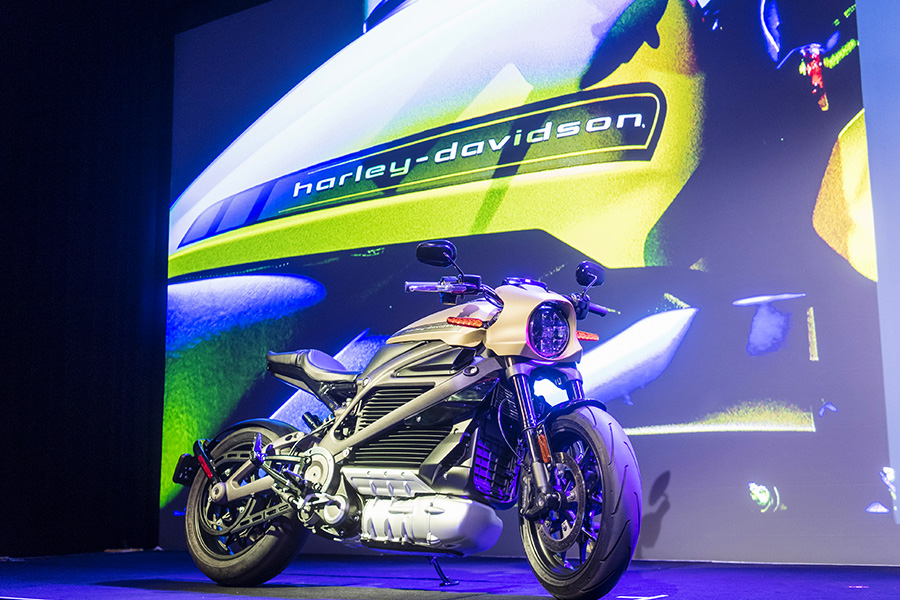 Компания Harley Davidson анонсировала новую модель мотоцикла под названием LiveWire, полностью работающую на электричестве. По своим характеристикам модель не будет&nbsp;уступать традиционной версии, утверждают в компании
