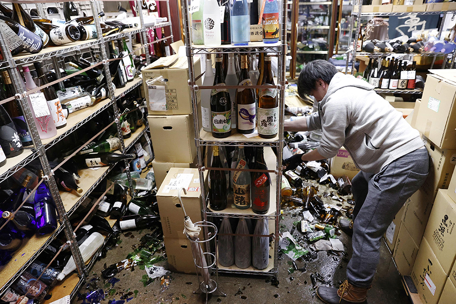 Рабочий убирает разбитые бутылки в винном магазине.&nbsp;
&nbsp;