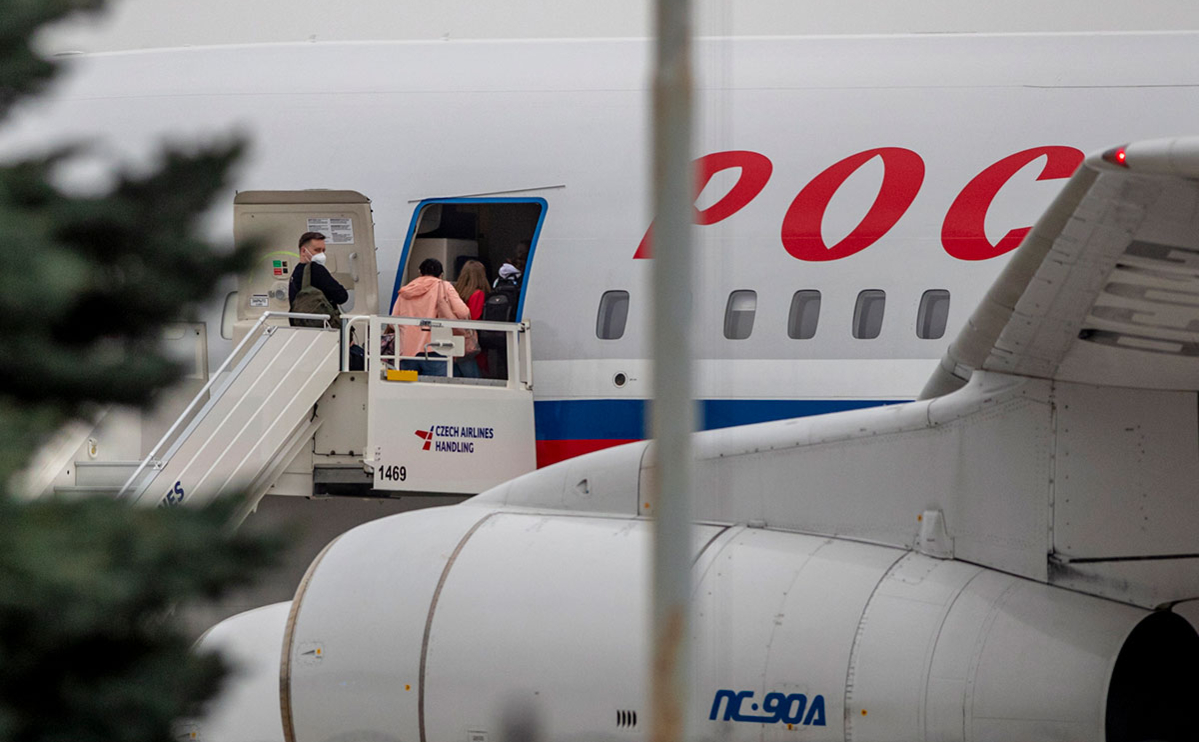Российские дипломаты садятся на специальный правительственный самолет в аэропорту Вацлава Гавела в Праге