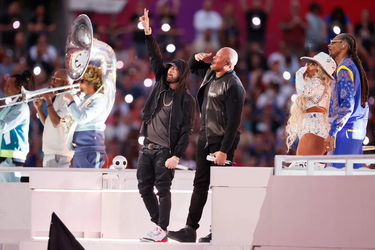 <p>Эминем, Dr. Dre, Мэри Джей Блайдж и Снуп Дог выступают на шоу во время перерыва Супербоула в феврале 2022 года. Сюрпризом для зрителей стало появление 50 Cent. Звездная рэп-пятерка исполнила культовые треки, в том числе звучали&nbsp;Rap God&nbsp;и Lose Yourself</p>