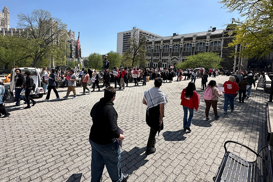 Протестующие с транспарантами во время акции в Городском колледже Нью-Йорка, 26 апреля&nbsp;2024 года