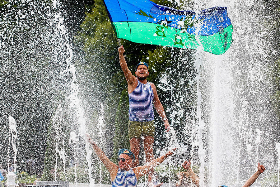 Москва. Празднование Дня воздушно-десантных войск в Парке имени Горького
