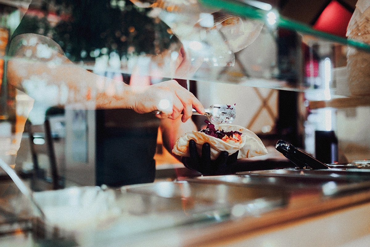 Исследование показало рост зарплатных предложений шаурмистам и сушистам