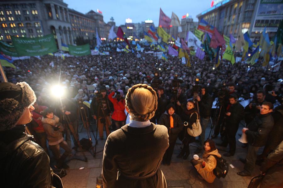 Юлия Тимошенко на акции протеста против принятия нового Налогового кодекса на майдане Незалежности