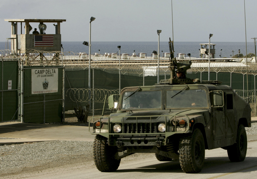 Вопрос о том, сколько среди заключенных Гуантанамо невиновных, дискуссионный. В 2007 году Брукингский институт писал со ссылкой на записи заседаний трибунала и комиссии, что, хотя среди заключенных наверняка есть доля невиновных, &laquo;в убеждении, что большое количество заключенных Гуантанамо оказались там по ошибке, есть и элемент романтической фантазии&raquo;.

По данным Национальной разведки США, опубликованным в сентябре 2016 года, 122 бывших заключенных &laquo;Гитмо&raquo; вернулись к террористической деятельности. Из них 113 были отпущены при президенте Буше, что составило 21% от всех освобожденных в его срок. Оставшиеся девять&nbsp;были отпущены при Обаме, что составило 6% от освобожденных.