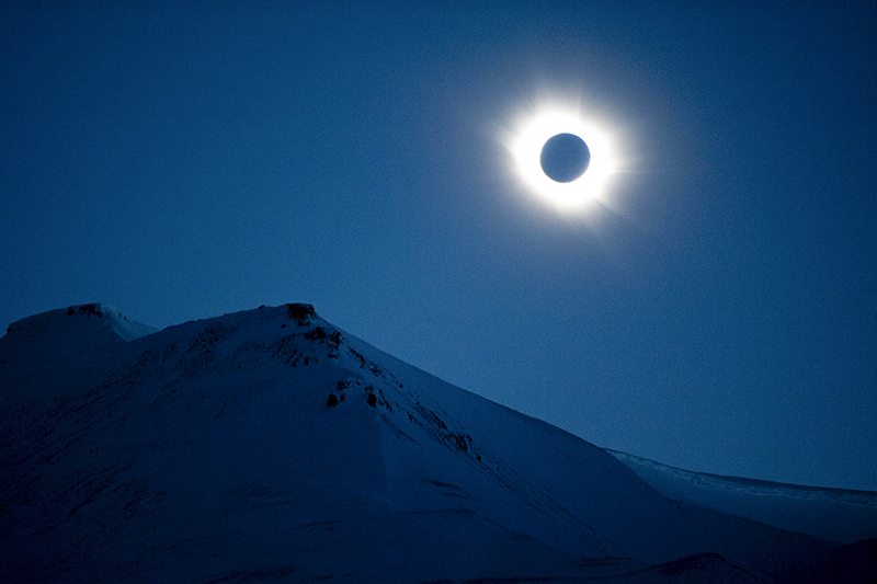 Полное солнечное затмение на полярном острове Шпицберген