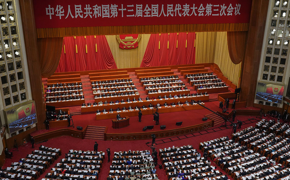 Глава Госсовета КНР Ли Кэцян, выступает с речью на ежегодной сессии Всекитайского собрания народных представителей (ВСНП)