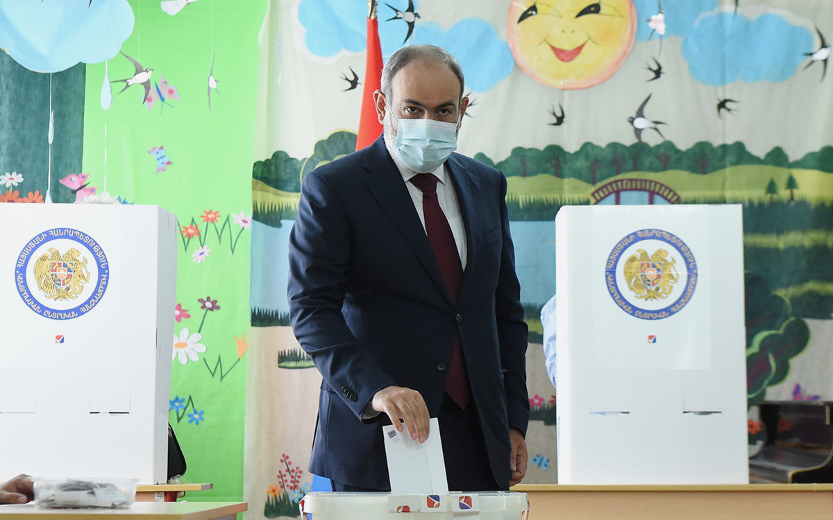 Два основных соперника проголосовали на выборах в парламент Армении
