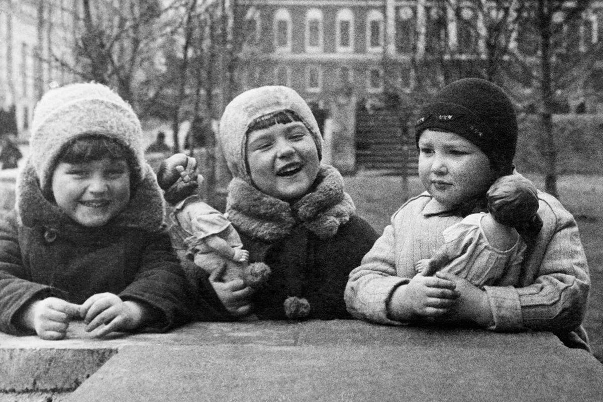 Дети на прогулке в Москве. 1930-е годы