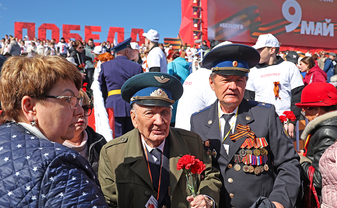 Зрители перед началом парада на площади Тысячелетия в Казани