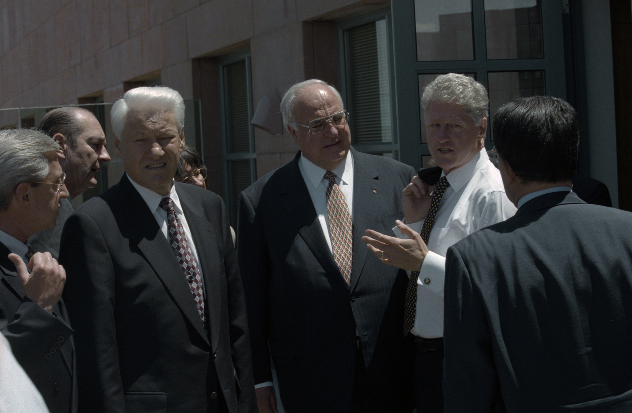 На фото: участники встречи Ельцин, Клинтон и канцлер ФРГ Гельмут Коль на крыше Денверской городской библиотеки в перерыве между пленарными заседаниями, 22 июня 1997 года.

Отношения между США и Россией усложнились, когда в декабре 1995 года представители НАТО заявили о планирующемся расширении альянса. Ельцин, выступая после Клинтона на заседании Совещания по безопасности и сотрудничеству в Европе (СБСЕ) в Будапеште, назвал такое решение провоцированием &laquo;холодного мира&raquo; после холодной войны.