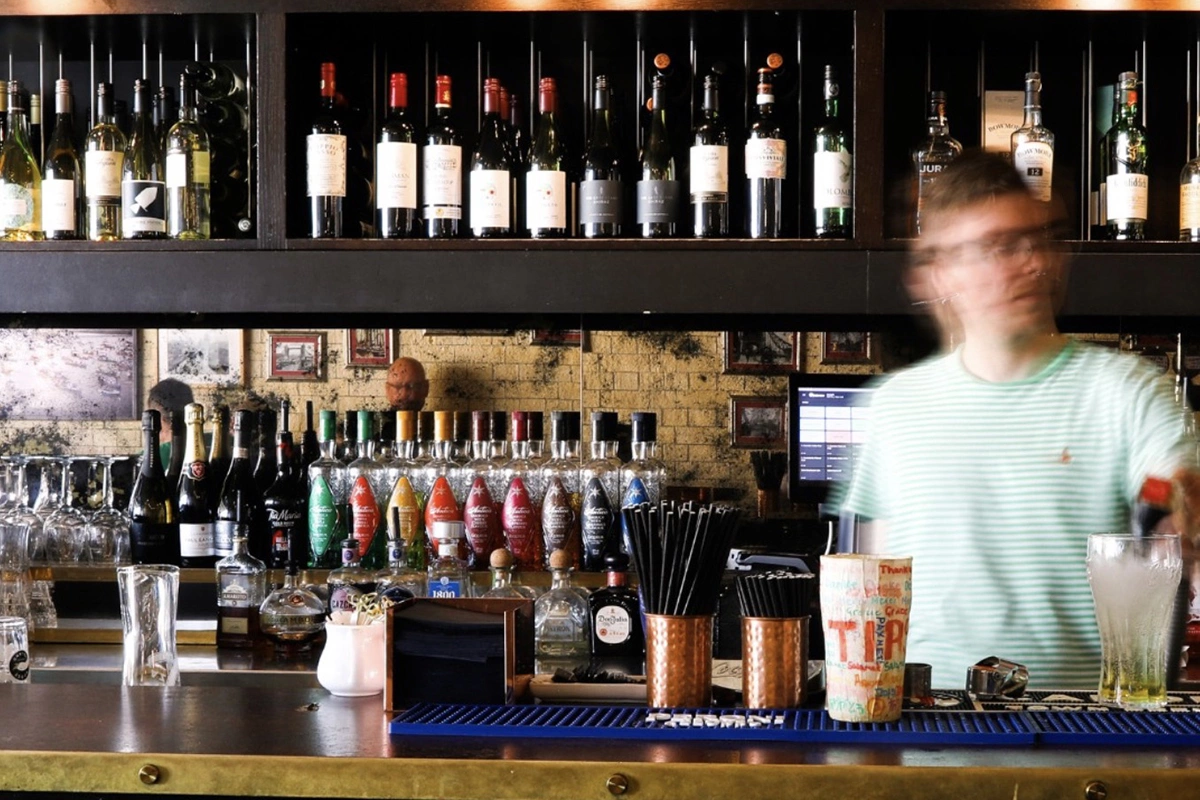 Из крепкого здесь могут предложить бурбон, виски, водку, текилу, ром, джин и три вида самбуки, которая вынесена в меню отдельно