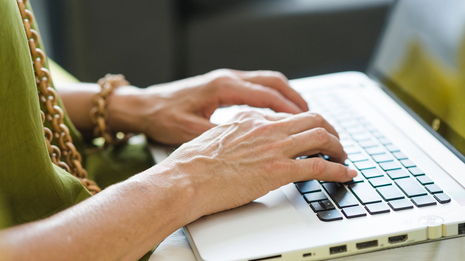 В Перми пенсионерка освоила нейросети и создала стенгазету для подъезда