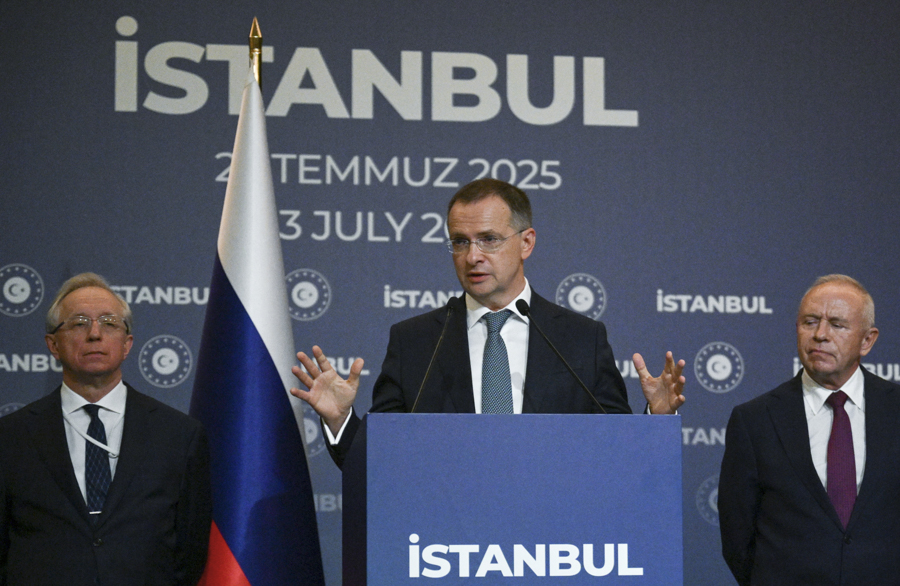 23 июля в Стамбуле прошли российско-украинские переговоры. Российскую делегацию возглавил помощник президента Владимир Мединский, а украинскую&nbsp;&mdash; бывший министр обороны, секретарь Совета национальной безопасности и обороны Рустем Умеров.