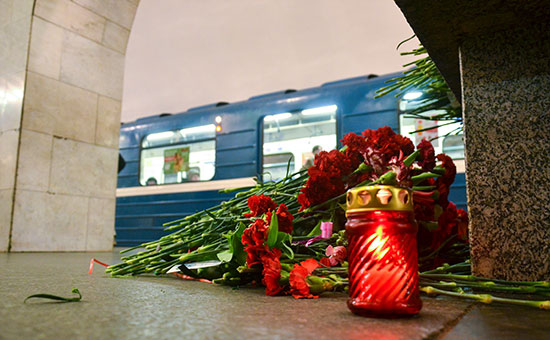 Цветы на&nbsp;станции метро &laquo;Технологический институт&raquo; в&nbsp;память о&nbsp;погибших при&nbsp;взрыве. Апрель 2017 года
