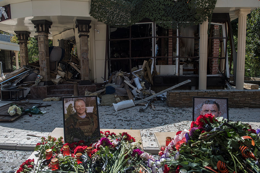 Портреты и цветы у здания кафе &laquo;Сепар&raquo; в Донецке, где произошел взрыв, в результате которого погиб глава ДНР
