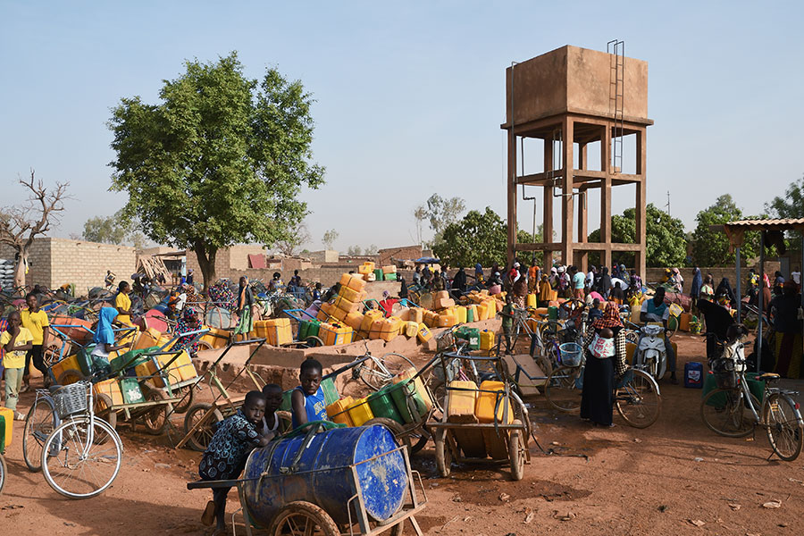 Люди в очереди за водой в Уагадугу, столице Буркина-Фасо.

В стране зафиксировано более 500 случаев заболевания коронавирусом и более 30 жертв инфекции. По данным Washington Post, на почти 20-миллионное население в стране есть всего&nbsp;11 аппаратов ИВЛ. На территории страны сохраняется проблема терроризма. Повстанцы блокируют поставки еды, воды и медикаментов на севере и востоке
