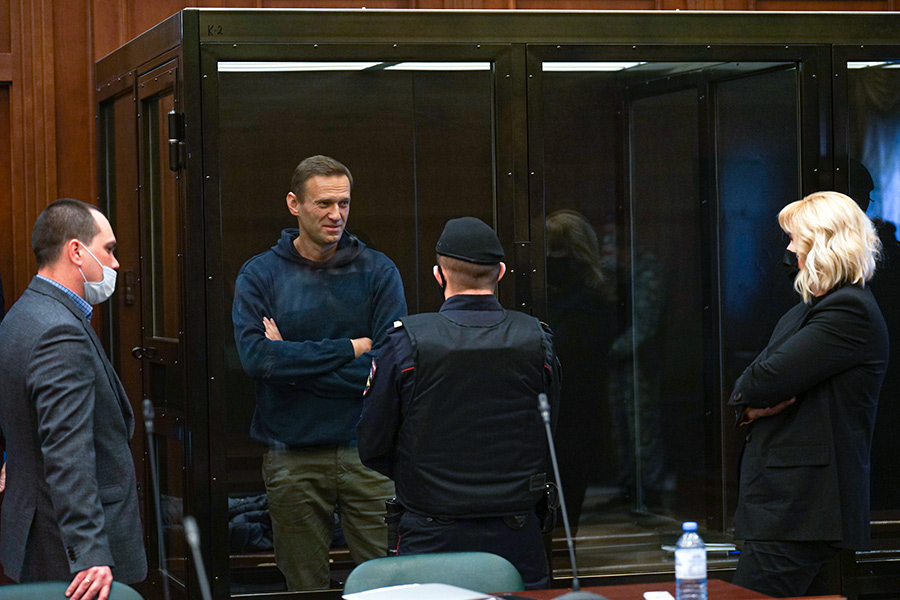 Еще один адвокат Навального&nbsp;&mdash; Вадим Кобзев (слева), Навальный и адвокат Ольга Михайлова в зале суда
