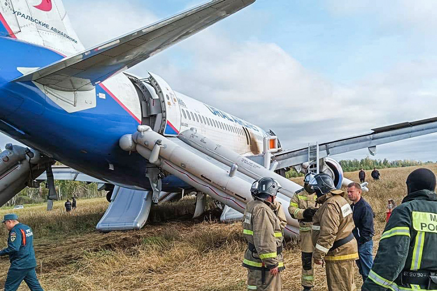 Губернатор Новосибирской области Андрей Травников сообщил, что севший самолет не загорелся
