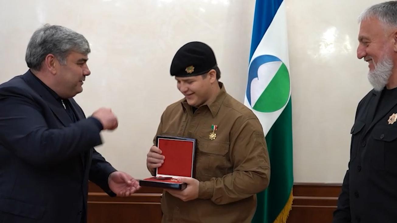 Сын Кадырова пришел на награждение к главе КБР с золотым пистолетом