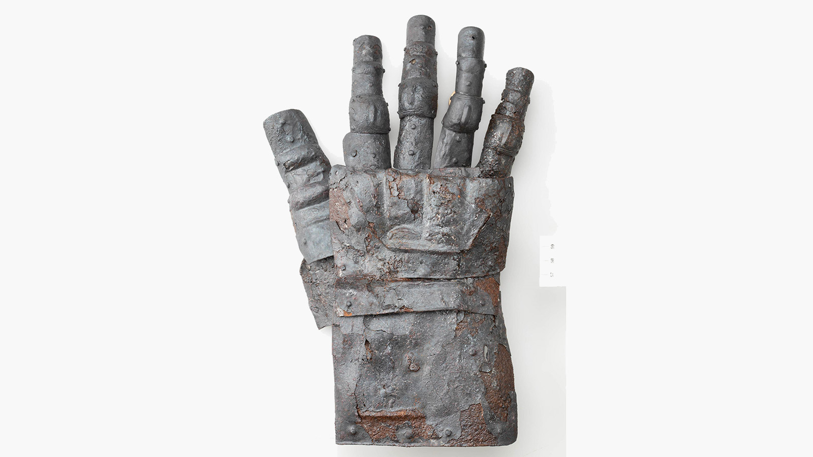 <p>Средневековая бронированная&nbsp;перчатка, найденная&nbsp;недалеко от старинного замка Кибург</p>