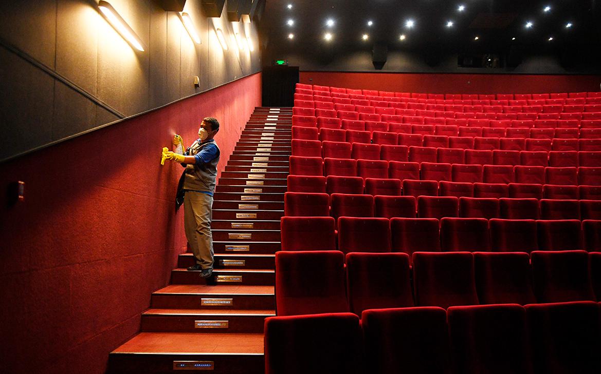 Российские фильмы и подорожавшие билеты не вывели кинотеатры из кризиса