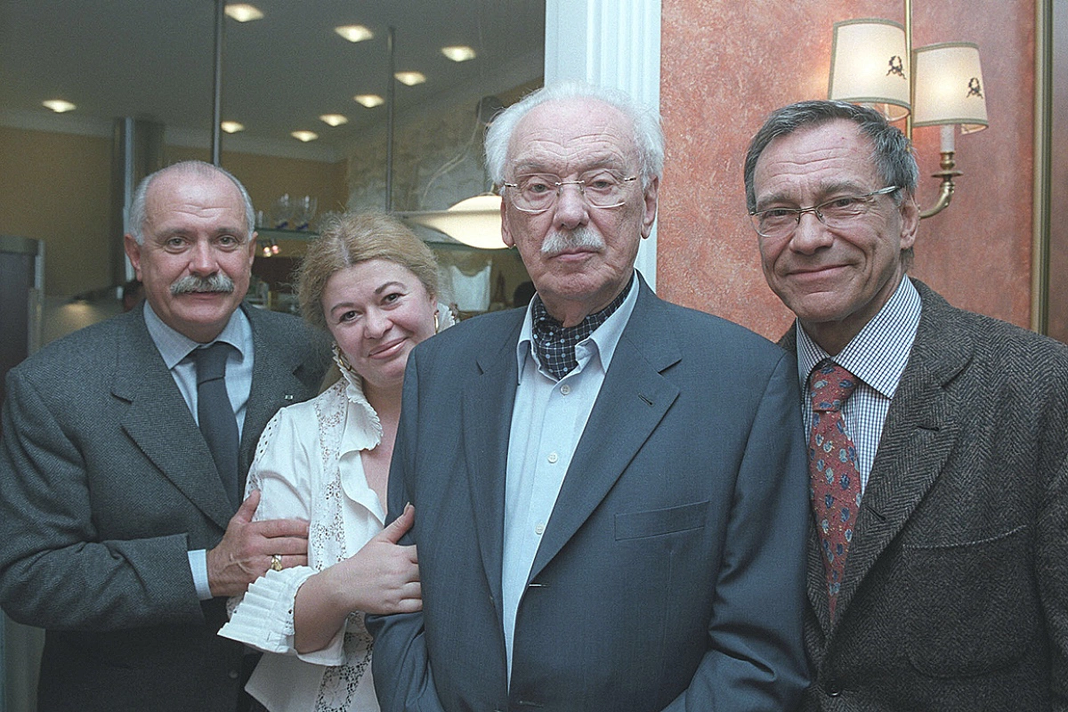 Поэту Сергею Михалкову 90 лет. Его младший сын Никита, жена Сергея Михалкова Юлия, Сергей Михалков и старший сын Андрей Михалков-Кончаловский, 2003 год