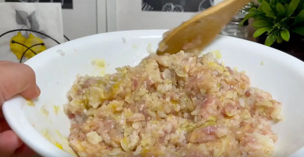 Вмешайте рис в начинку
