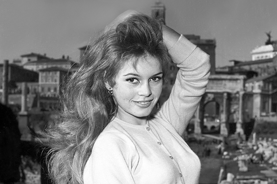 Звезда кинематографа французской новой волны и признанный секс-символ эпохи Брижит Бардо умерла в на 92-м году жизни.

Ее образы на экране стали символом раскрепощения женщин, фильмы с ее участием ограничивали к показу из-за наличия откровенных сцен. Дебют актрисы в кино состоялся в 1952 году в фильме &laquo;Нормандская дыра&raquo;. Но настоящая слава пришла к ней после роли в картине &laquo;И Бог создал женщину&raquo; (1956), снятой ее мужен Роже Вадимом. В ленте Бардо представала в откровенных образах, а ее героиня демонстрировала поведение, которое шло вразврез с консервативными представлениями о поведении женщин.

Бардо исполнила больше 50 ролей в кино, среди них фильмы &laquo;Истина&raquo;, &laquo;Частная жизнь&raquo;, &laquo;Презрение&raquo;, &laquo;Если бы Дон Жуан был женщиной&raquo;, &laquo;Мужское &mdash; женское&raquo; и &laquo;Бабетта идет на войну&raquo;&nbsp;(последний был особо популярен в Советском Союзе). Драма &laquo;Истина&raquo; Анри-Жоржа Клузо была номинирована на &laquo;Оскар&raquo;.

Актрису приглашали в Голливуд, но она предпочла остаться на родине, во Франции. Параллельно со съемками в кино она занималась музыкальным творчеством. Бардо выпустила несколько музыкальных альбомов, самыми популярными композициями в ее исполнении стали песни &laquo;Je t&rsquo;aime&hellip; moi non plus&raquo; и &laquo;Bonnie and Clyde&raquo;, написанные Сержем Генсбуром.

В 1973 году Бардо завершила актерскую карьеру, чтобы посвятить себя защите животных. По словам актрисы, только забота о животных придали ее жизни смысл и позволила&nbsp;достойно состариться.

Читать больше