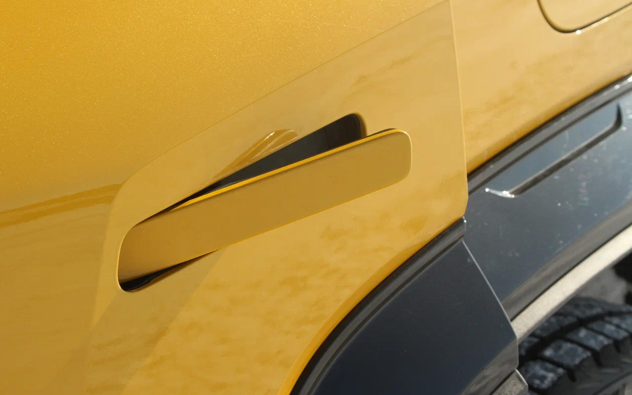 Будем надеяться, что согласно новому тренду китайцы вскоре заменят выдвижные ручки утопленными