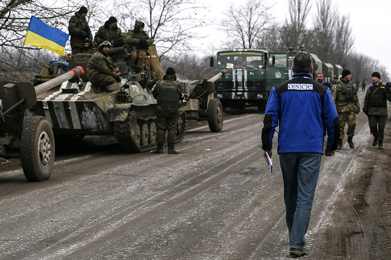 Представители ОБСЕ наблюдают за выводом украинской техники.