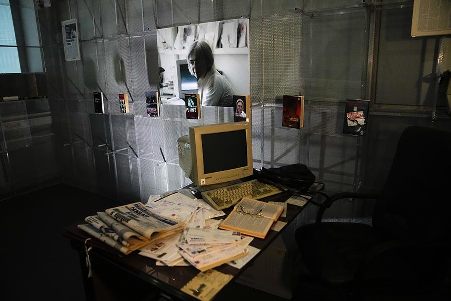 Вид на мемориальную комнату в офисе &laquo;Новой газеты&raquo;, посвященную Анне Политковской