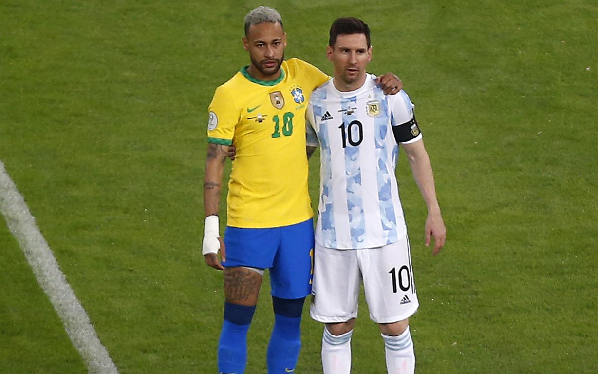 Нападающий сборной Бразилии Неймар и форвард Аргентины Лионель Месси