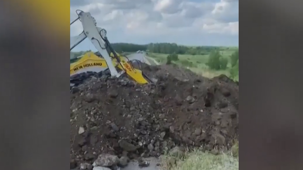 В Липецкой области начали разрушать дороги для остановки проезда техники