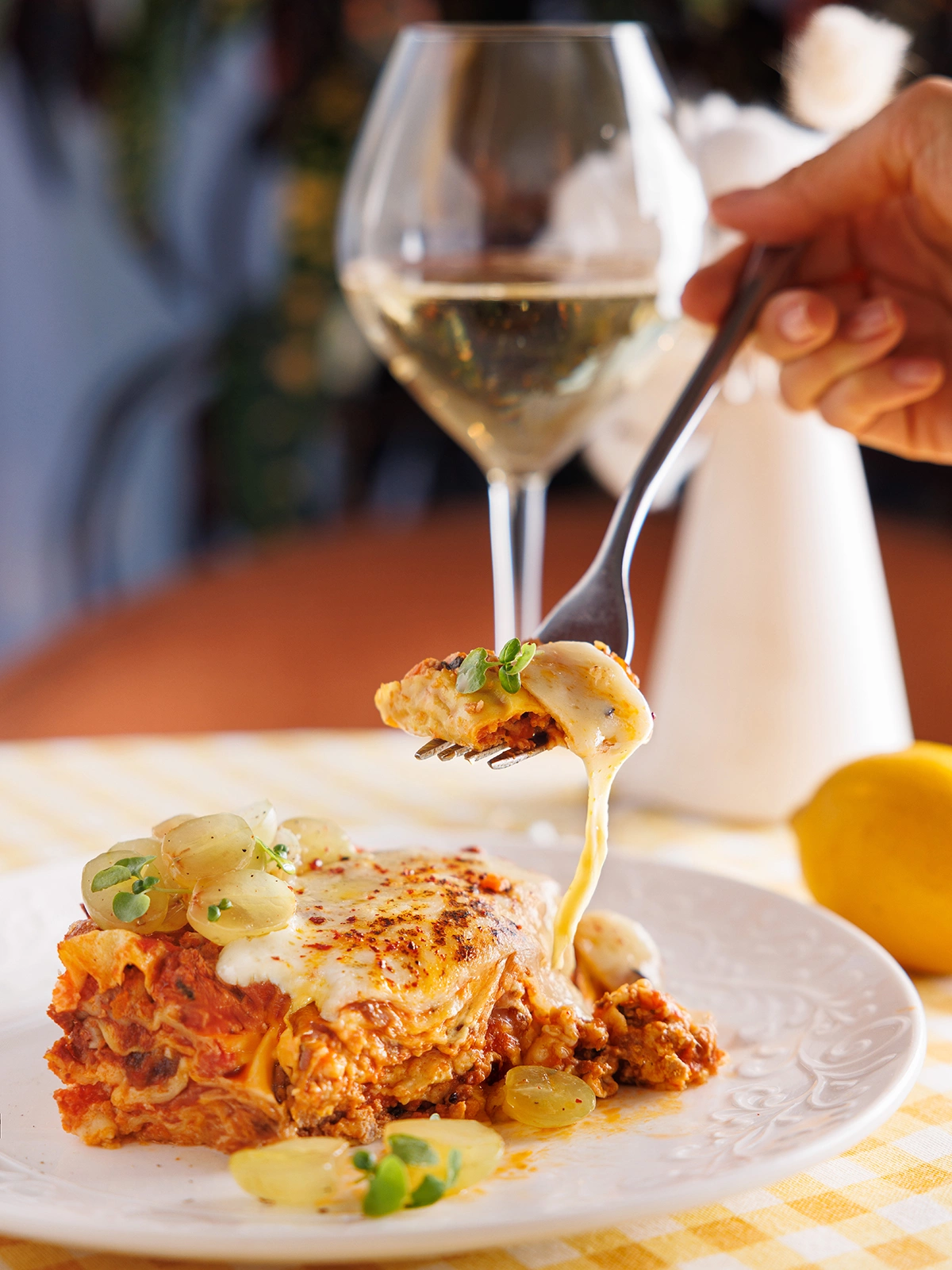 Общепринятая версия базируется на швейцарских винодельческих реалиях. По ней, к раклету лучше всего подходит белое вино со средним уровнем кислотности, в то же время достаточно округлое, чтобы соответствовать жирности сыра