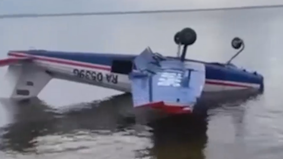 Легкомоторный самолет аварийно приземлился на пляж в Кронштадте