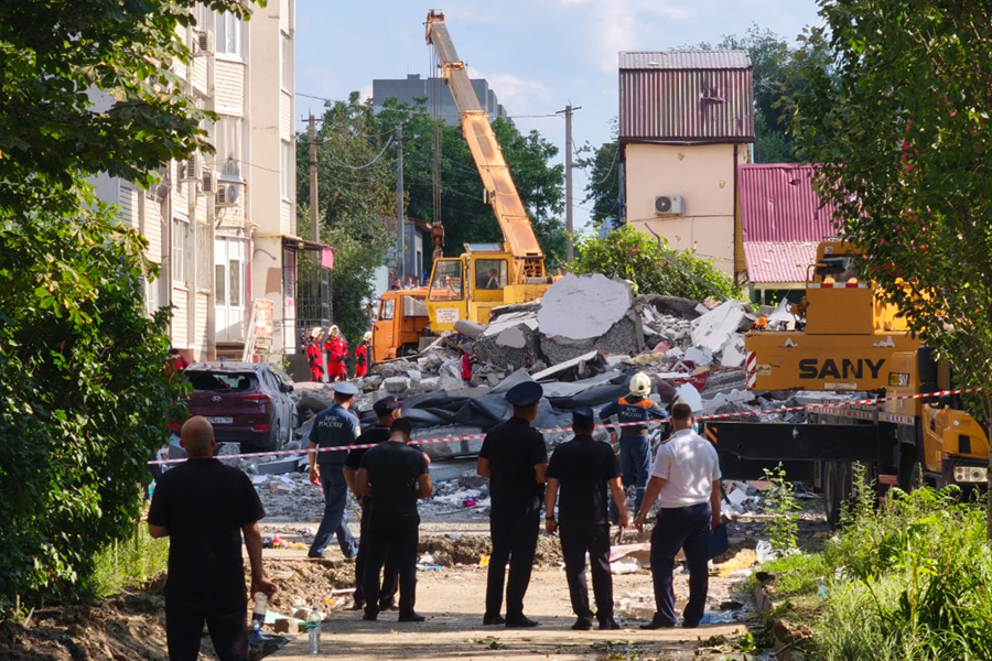 К 18 часам (17 по мск) число погибших выросло до шести, среди них один ребенок, сообщили в МЧС России.