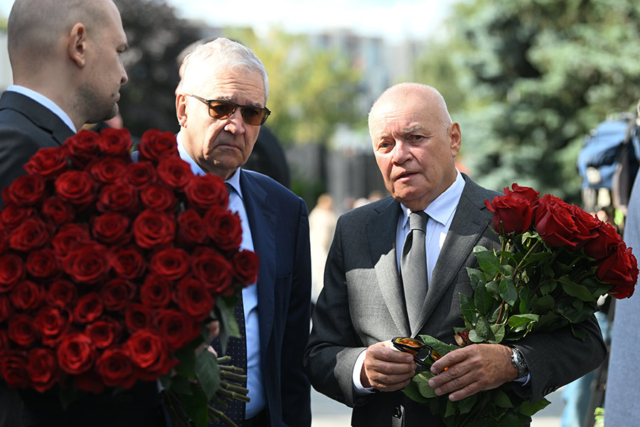 Генеральный директор медиагруппы «Россия сегодня» Дмитрий Киселёв (справа) и генеральный директор Всероссийской государственной телевизионной и радиовещательной компании (ВГТРК) Олег Добродеев (второй слева)